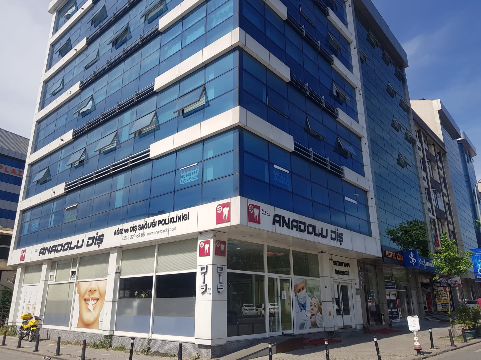 Anadolu Diş Kliniği bünyesindeki uzman doktor ve modern sağlık merkezi klinik binası görseli