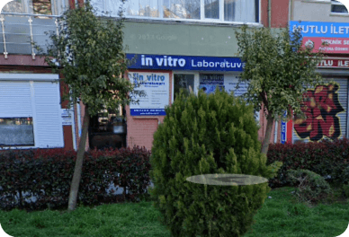 İnvitro Laboratuvar bünyesindeki uzman doktor ve modern sağlık merkezi klinik binası görseli