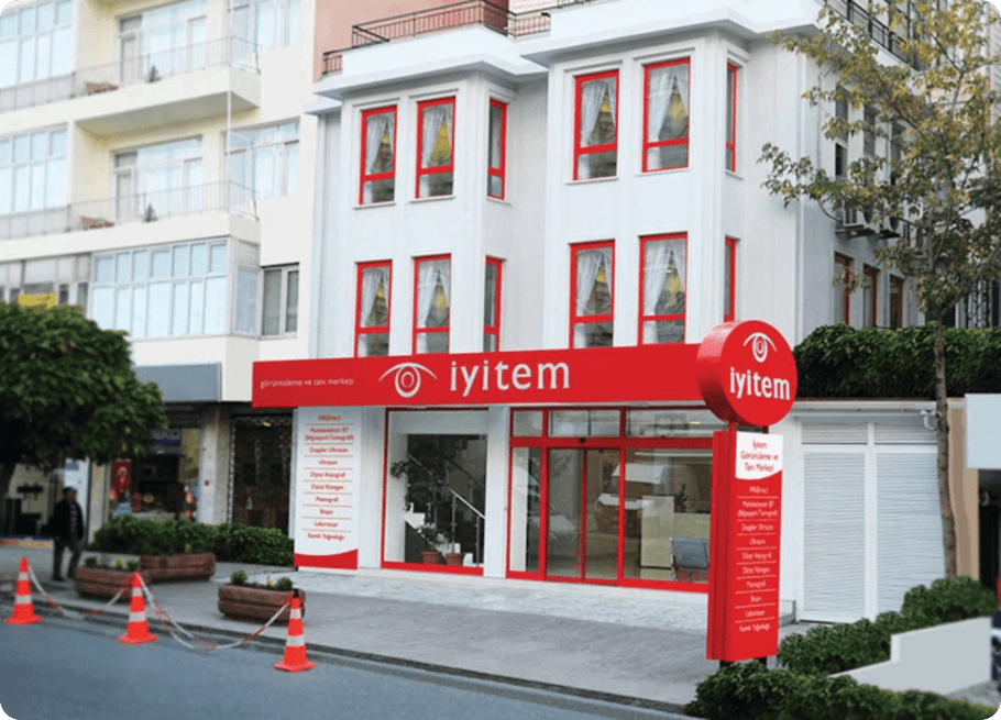 İyitem Görüntüleme ve Tanı Merkezi bünyesindeki uzman doktor ve modern sağlık merkezi klinik binası görseli
