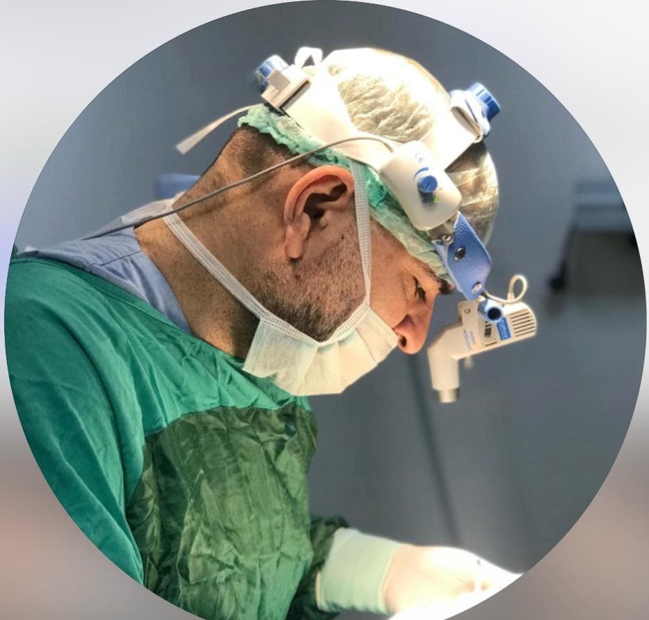 Prof. Dr. Vefa KINIŞ  bünyesindeki uzman doktor ve modern sağlık merkezi klinik binası görseli
