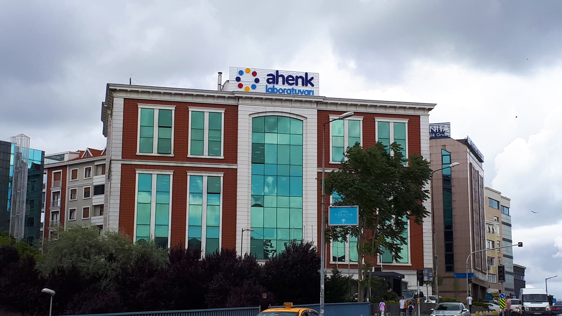Ahenk Laboratuvarı bünyesindeki uzman doktor ve modern sağlık merkezi klinik binası görseli
