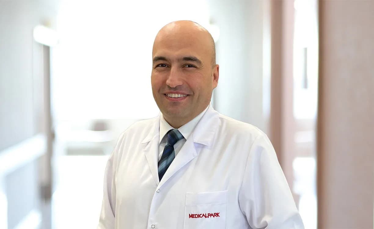 Prof. Dr. Hasan Hüseyin Ceylan bünyesindeki uzman doktor ve modern sağlık merkezi klinik binası görseli