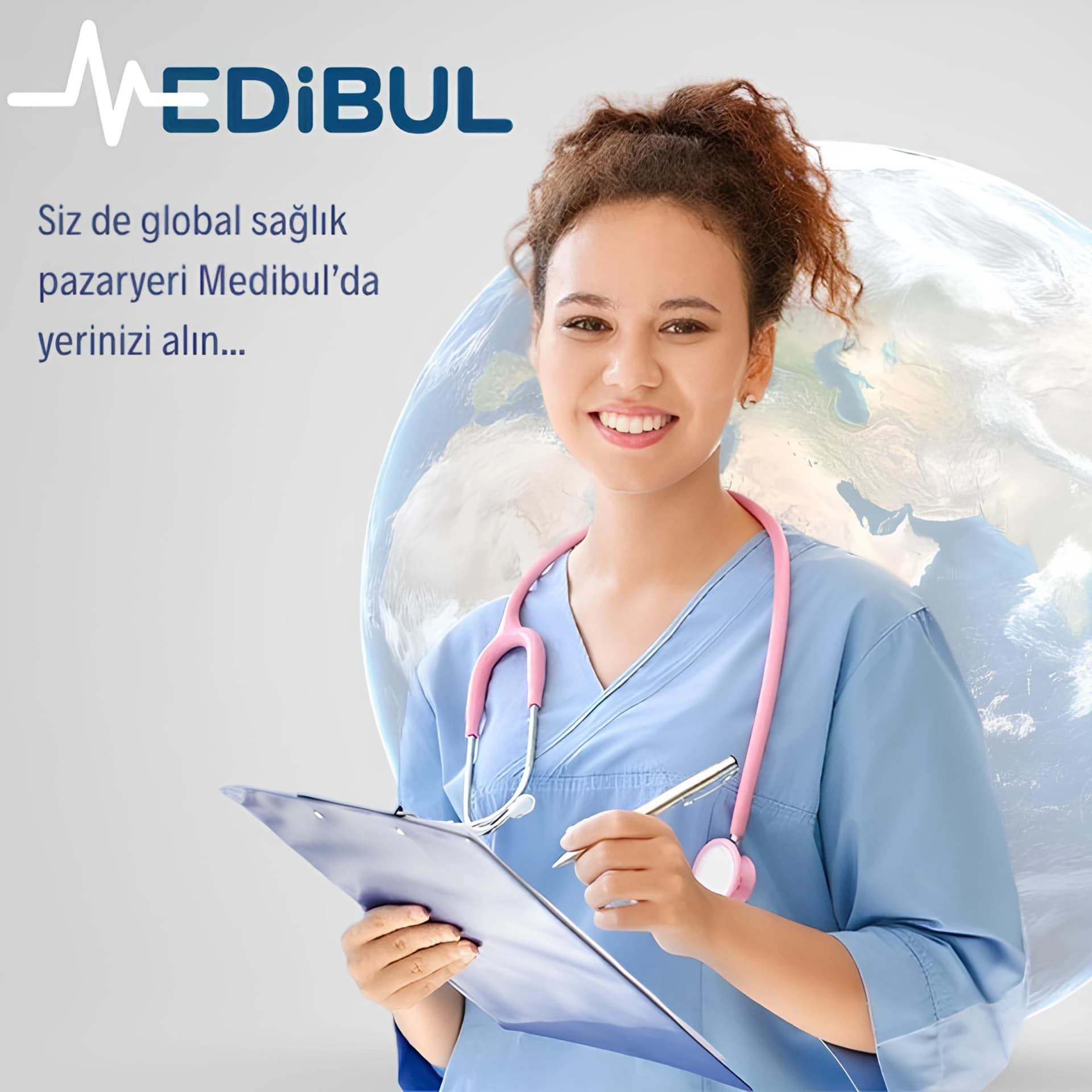 Global Sağlık Pazaryerinde Yerinizi Alın Dünya küresi önünde gülümseyen kadın doktor ve Medibul global sağlık pazaryeri görseli