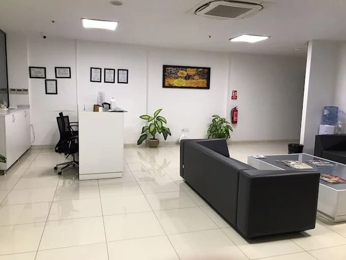 Özel Birim Laboratuvarı klinik detaylarını, doktorlarını ve tedavi fiyatlarını inceleyin Özel Birim Laboratuvarı bünyesindeki uzman doktor ve modern sağlık merkezi klinik binası görseli
