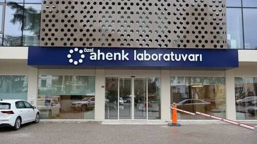 Ahenk Laboratuvarı klinik detaylarını, uzmanlarını ve tedavi fiyatlarını inceleyin Ahenk Laboratuvarı bünyesindeki uzman ve modern sağlık merkezi klinik binası görseli