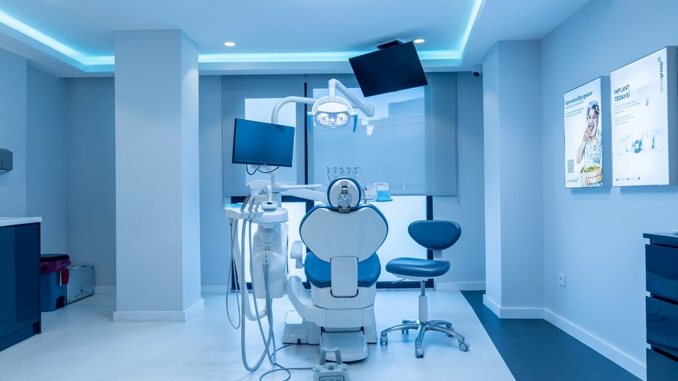 Dt. Hakan Balçın klinik detaylarını, uzman hekimlerini ve tedavi fiyatlarını inceleyin Dt. Hakan Balçın bünyesindeki uzman ve modern sağlık merkezi klinik binası görseli